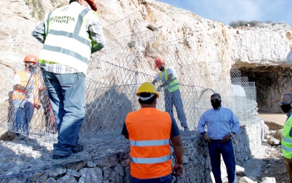 Περιφέρεια Αττικής: Εκτελούνται εργασίες για την «Άρση της Επικινδυνότητας στον οδικό άξονα Βάρκιζας – Σουνίου» (Τρύπες Καραμανλή)