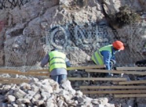 Περιφέρεια Αττικής: Εκτελούνται εργασίες για την «Άρση της Επικινδυνότητας στον οδικό άξονα Βάρκιζας – Σουνίου» (Τρύπες Καραμανλή)