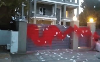 Ελλάδα: Στο σπίτι του Νίκου Ευαγγελάτου και της Τατιάνας Στεφανίδου στην Κηφισιά ο Φεμινιστικός τομέας του Ρουβίκωνα πραγματοποίησε παρέμβαση