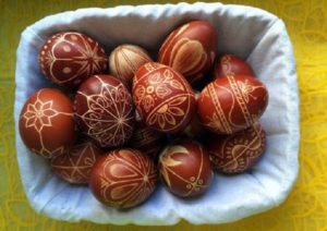 Έθιμα του Πάσχα : Το βάψιμο των αυγών τη Μεγάλη Πέμπτη