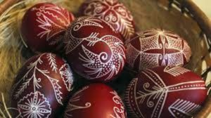 Έθιμα του Πάσχα : Το βάψιμο των αυγών τη Μεγάλη Πέμπτη