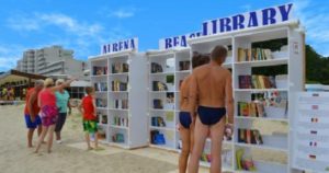 Βουλγαρία: Μια βιβλιοθήκη επάνω κυριολεχτικά στην άμμο και τα κύματα «Albena Resort Beach Library»