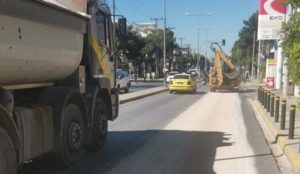 Με τα οχήματα εργασίας του Δήμου οι εργαζόμενη έριξαν στο οδόστρωμα άμμο και χώμα ώστε να απορροφηθεί το λάδι και να σταματήσει το οδόστρωμα να είναι ολισθηρό.