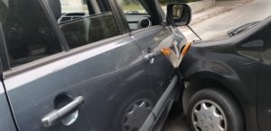 Βριλήσσια: Σύγκρουση δύο αυτοκινήτων στην οδό Μπακογιάννη και Θερμοπυλών