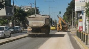 Με τα οχήματα εργασίας του Δήμου οι εργαζόμενη έριξαν στο οδόστρωμα άμμο και χώμα ώστε να απορροφηθεί το λάδι και να σταματήσει το οδόστρωμα να είναι ολισθηρό.