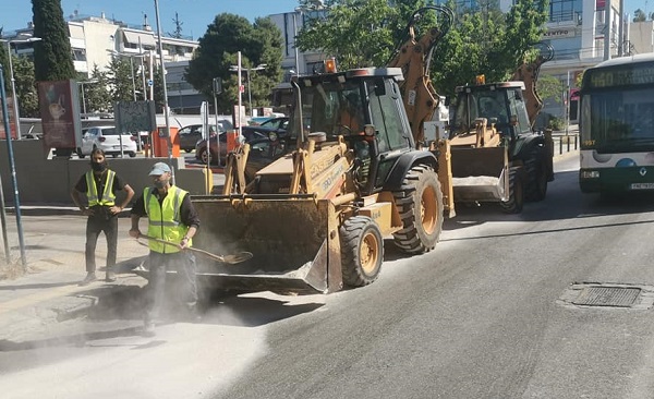 Βριλήσσια:  Σήμερα το πρωί στην  Λ. Πεντέλης ένα φορτηγό όχημα γέμισε το οδόστρωμα με λάδια