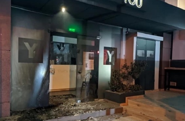 Βύρωνας: Άγνωστοι τοποθέτησαν εμπρηστικούς μηχανισμούς με γκαζάκια έξω από τις δύο επιχειρήσεις της συζύγου του Νίκου Χαρδαλιά
