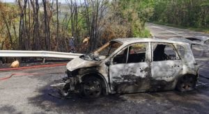Διόνυσος: Άμεση ήταν η κατάσβεση πυρκαγιάς που προκλήθηκε από ανάφλεξη διερχόμενου αυτοκινήτου κοντά στο Γερμανικό Νεκροταφείο