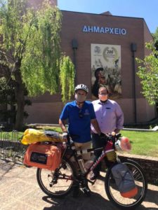 Κηφισιά : Στο Δημαρχείο Κηφισιάς έφτασε το πρωί ο Π. Μπαλολάκης ο οποίος πραγματοποιεί ποδηλατικό ταξίδι σε όλη την χώρα