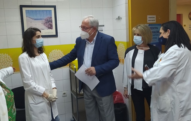 Μαρούσι: Στο Κέντρο Υγείας Αμαρουσίου εμβολιάστηκε ο Δήμαρχος Αμαρουσίου Θεόδωρος Αμπατζόγλου