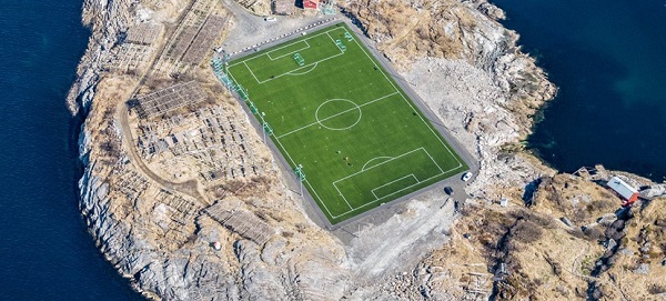 Νορβηγία : Εντυπωσιακό Γήπεδο ποδοσφαίρου σε μια βραχώδη νησίδα πλάι στην θάλασσα