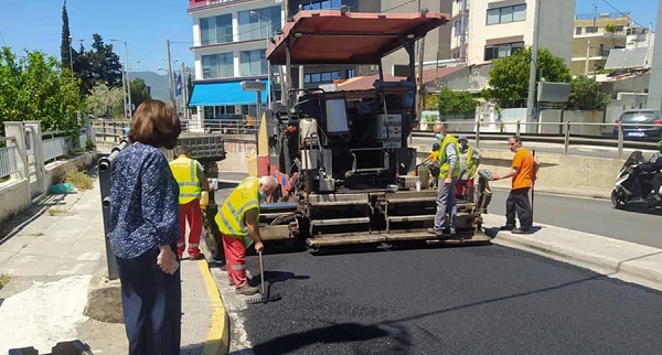 Περιφέρεια Αττικής:  Επίβλεψη από την αντιπεριφερειάρχη ΠΕΒΤΑ  των εργασιών ασφαλτόστρωσης στο Δήμο Μεταμορφωσης στην οδό Αναγεννήσεως