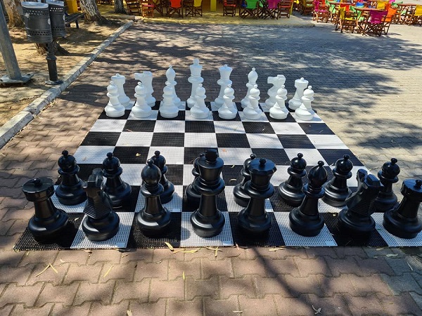 Σπάταa Αρτέμιδα: Τοποθετήθηκε το πρώτο υπαίθριο σκάκι στο στάδιο Σπάτων από τον  Αθλητικός Οργανισμός