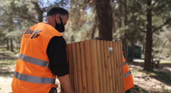 ΣΠΑΥ : Τοποθέτηση νέων ξύλινων τραπεζοκαθισμάτων στο δάσος Κουταλά του Βύρωνα