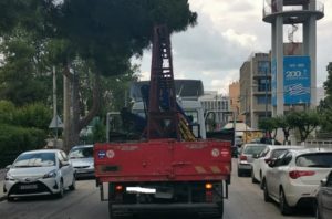 Βριλήσσια: Στην οδό Εθνικής Αντιστάσεως και Κύπρου ένα φορτηγό αυτοκίνητο  παρέσυρε τον διαφωτισμό του Δήμου