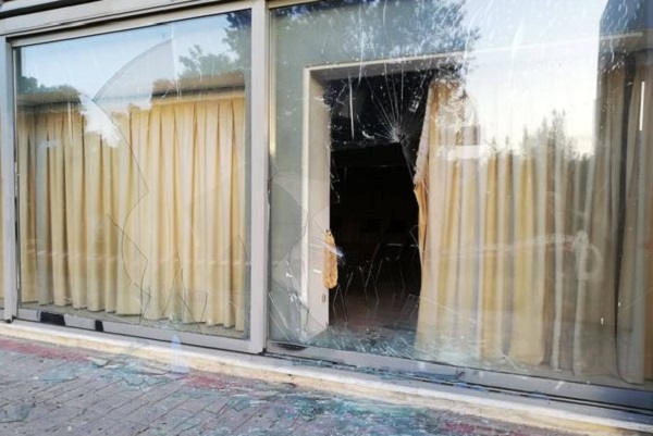 Βριλήσσια: Άγνωστοι τα ξημερώματα με βαριοπούλες κατάφεραν εκτεταμένες ζημιές στην τζαμαρία του κτιρίου στο πάρκο Μίκης Θεοδωράκης πρώην ΤΥΠΕΤ