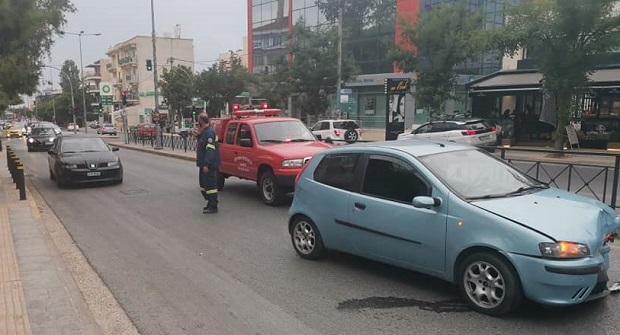 Βριλήσσια: Καραμπόλα με τρία αυτοκίνητα στην Λ Πεντέλης