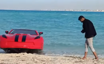 Τζετ σκι σε σχήμα αυτοκίνητου που δαμάζει τα κύματα