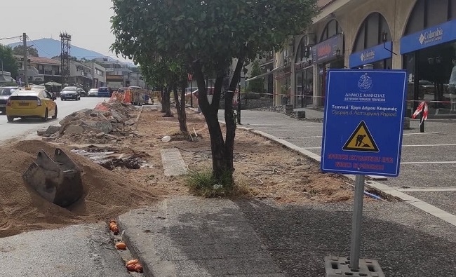 Κηφισιά: Συνεχίζονται οι αποκαταστάσεις επικίνδυνων σημείων, σε πεζοδρόμια κεντρικών αρτηριών της πόλης