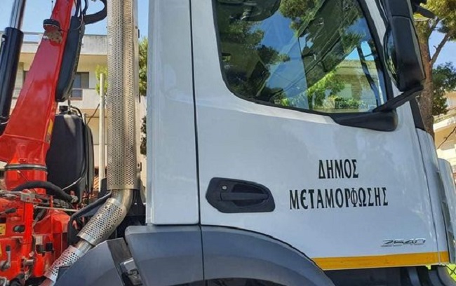 Μεταμόρφωση: Ένα ολοκαίνουργιο τριαξονικό ανατρεπόμενο φορτηγό με γερανό παρέλαβε ο Δήμος