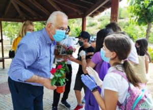 Παλλήνη: Εκατοντάδες λουλούδια, φύτεψαν σήμερα στο Πάρκο Ανθούσας, οι μαθητές του Δημοτικού Σχολείου