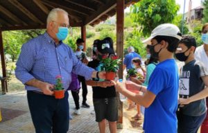 Παλλήνη: Εκατοντάδες λουλούδια, φύτεψαν σήμερα στο Πάρκο Ανθούσας, οι μαθητές του Δημοτικού Σχολείου