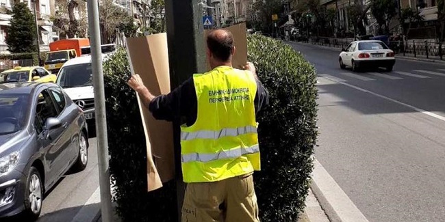 Περιφέρεια Αττικής: Το κεντρικό οδικό δίκτυο της Αττικής έχει κατακλυστεί από δεκάδες χιλιάδες αφίσες που έχουν παράνομα τοποθετηθεί