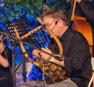 Μοναδική η Συναυλία της Συμφωνικής Ορχήστρας Novarte με το σύνολο Χρυσέα Φόρμιγξ στον κήπο της Βορέειου Βιβλιοθήκης Αμαρουσίου