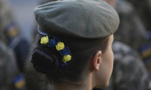 Ουκρανία:  Στρατιωτίνες με γόβες αντί για άρβυλα σε πρόβα παρέλασης για την ανεξαρτησία της Ουκρανίας