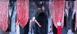 Πεντέλη: «Πολιτιστικό Καλοκαίρι» Χθες στο Μέγαρο Δουκίσσης Πλακεντίας παρουσιάστηκε το θεατρικό έργο του Διονυσίου Σολωμού «Ο Κρητικός» με τον Μάριο Ιορδάνου