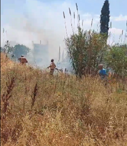 Λυκόβρυση Πεύκη: Φωτιά σε οικόπεδα επί των οδών Χανίων-Πατεράκη στην περιοχή της Λυκόβρυσης