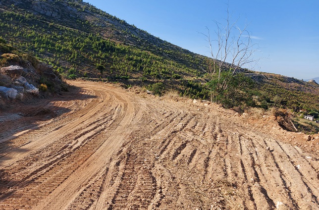 Η αποκατάσταση, των δασικών δρόμων γίνεται σύμφωνα με τις οδηγίες και την επίβλεψη του Δασαρχείου Πεντέλης και θα συνεχιστεί και σε άλλα σημεία του Πεντελικού.