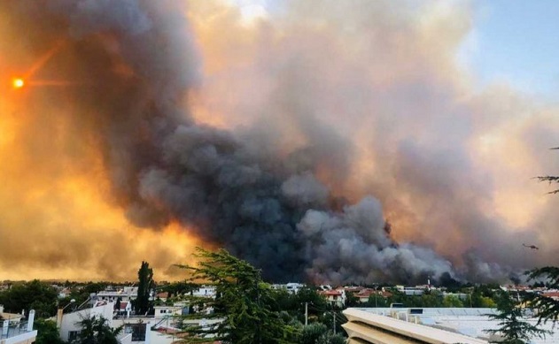 Η φωτιά έχει μπει στο στρατιωτικό αεροδρόμιο του Τατοΐου – Εκκενώθηκε και το Ολυμπιακό Χωριό στους Θρακομακεδόνες