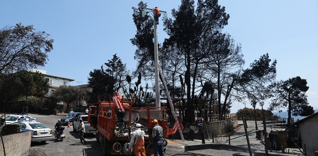 Αγώνας δρόμου για την ΔΕΔΔΗΕ για την επανηλεκτροδοτηση στις πυρόπληκτες περιοχές