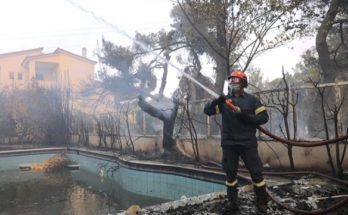 Κάηκαν τουλάχιστον 80 σπίτια