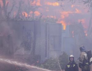 Κάηκαν τουλάχιστον 80 σπίτια 
