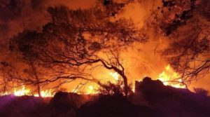 Η φωτιά μια ανάσα από τα σπίτια σε Θρακομακεδόνες και Βαρυμπόμπη