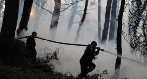 Η μάχη με τις φλόγες συνεχίζεται στην βορειοανατολική Αττική