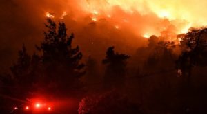 Η φωτιά μια ανάσα από τα σπίτια σε Θρακομακεδόνες και Βαρυμπόμπη