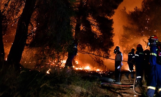 Η φωτιά περάσει από το κάτω μέρος της Εθνικής Οδού και επεκτείνετε  προς την περιοχή του Ωρωπού