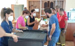 Περιφέρεια Αττικής : Πάνω από 3.000 μερίδες φαγητού, διανεμήθηκαν την τελευταία εβδομάδα από την Περιφέρεια σε αστυνομικούς και πυροσβέστες στα Βίλια