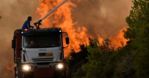 Η  Γαλλία κινητοποιεί μια πρωτοφανή χερσαία και εναέρια δύναμη για να βοηθήσει την Ελλάδα στις μεγάλες πυρκαγιές