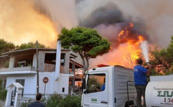 Άμεση επέμβαση του ΣΠΑΠ στην καταστροφική πυρκαγιά που ξέσπασε στη Βαρυμπόμπη, το Κρυονέρι και τις Αδάμες