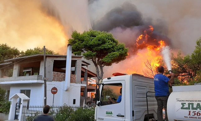 Άμεση επέμβαση του ΣΠΑΠ στην καταστροφική πυρκαγιά που ξέσπασε στη Βαρυμπόμπη, το Κρυονέρι και τις Αδάμες