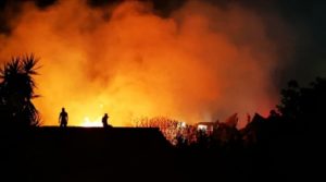 ΣΠΑΥ : Πυρκαγιά ξέσπασε λίγο μετά τις 1.20 τα ξημερώματα στη Βάρη στην περιοχή του πρώην πτηνοτροφείου «ΒΟΚΤΑΣ»