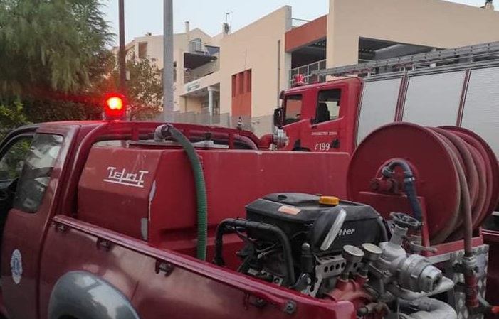 Πεντέλη: Πυρκαγιά σε κάδο ανακύκλωσης στην οδό Αλεξανδρουπόλεως στα Μελίσσια