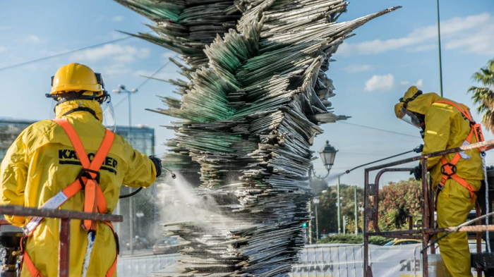 Αθήνα: Μετά από 7 χρόνια καθαρίστηκε ο «Δρομέας» απέναντι από το Χίλτον