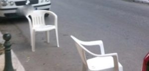 Πρόστιμο 400 ευρώ σε όσους βάζουν καρέκλες και καφάσια σε θέσεις πάρκινγκ