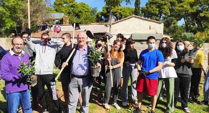 Παλλήνη: «Γιορτή για το περιβάλλον» Φυτεύτηκαν 660 δεντράκια στον κοινόχρηστο χώρο παραπλεύρως του2ου Γυμνασίου – Λυκείου
