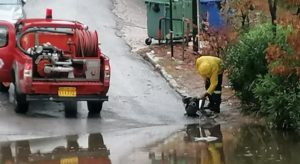 Πεντέλη: Άμεση ήταν η επέμβαση του Δήμου στην οδό Κοτζιά στην Δ.Κ. Πεντέλης που λόγω της βροχής  αυξήθηκε επικίνδυνα η στάθμη του νερού στο οδόστρωμα